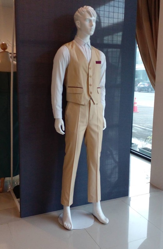 พร้อมเช่า ชุดสูทชาย สีครีม รุ่นสองกระดุม (พร้อมเสื้อกั๊ก)