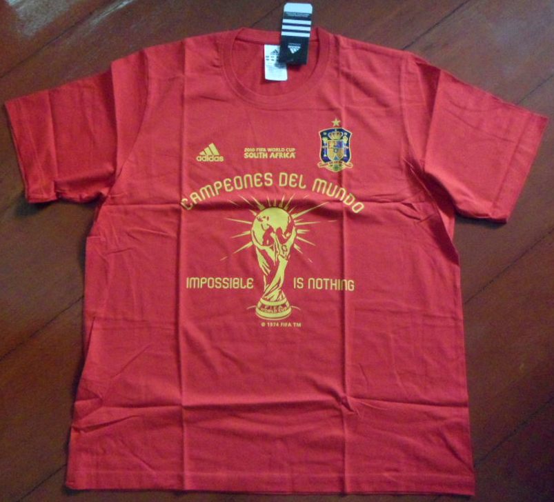 เสื้อที-เชิ๊ต (เสื้อยืดคอกลม) ฟุตบอล ทีมชาติสเปน ชุดที่ระลึก แชมป์ฟุตบอลโลก 2010 ใหม่ L-Size / SPAIN Football T-Shirt Commemorative Kit FIFA WORLD CHAMPIONS 2010 Jersey NEW L-Size