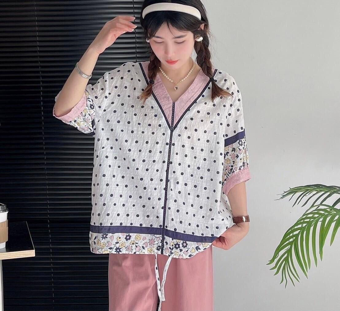 เสื้อคอวีผ้าฝ้ายลายจุดแต่งลูกไม้