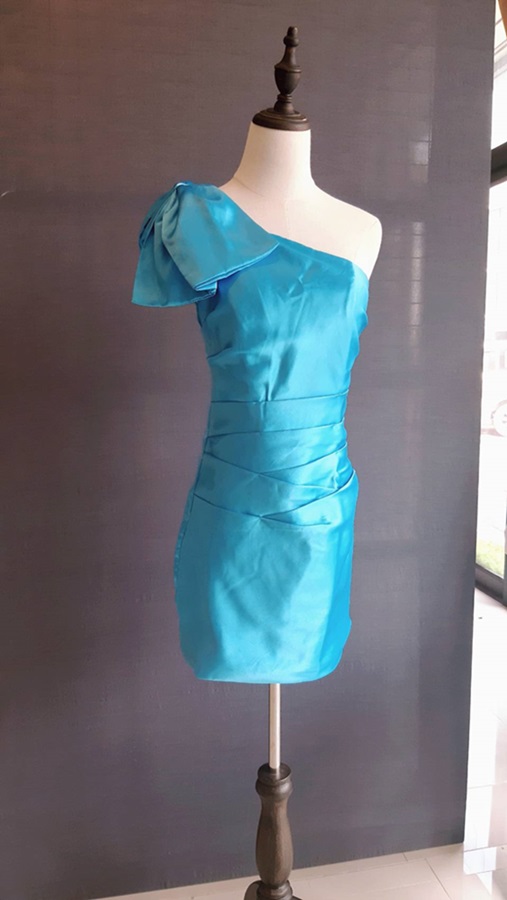 พร้อมส่ง ชุดราตรีสั้น Mini dress ไหล่เดียว สีฟ้า เข้ารูป แต่งโบว์สองชั้น