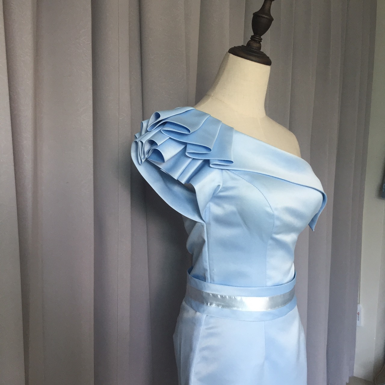 พร้อมเช่า ชุดราตรีสั้น ไหล่เดียว แต่งจีบระบายไหล่ขวา ผ้าซาตินเงา เรียบหรู (ซิปข้าง) สีฟ้า