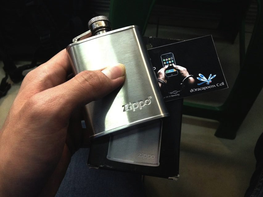 กระป๋องเหล้าแสตนเลสขนาด 3 ออนซ์ Zippo แท้ - Zippo 122228 Flask 3 Ounce Stainless Steel Embossed