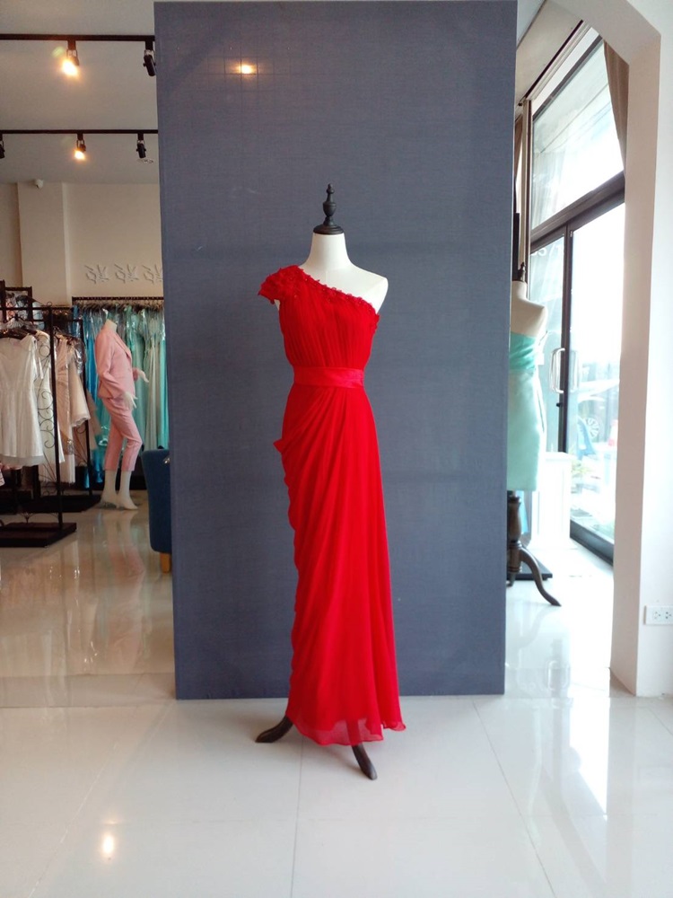 พร้อมเช่า ชุดราตรียาว ไหล่เฉียง ทรงเข้ารูปผ้าชีฟองนิ่มใส่สบายกระโปรงจับจีบย้วย ไหล่แต่งดอก สีแดง