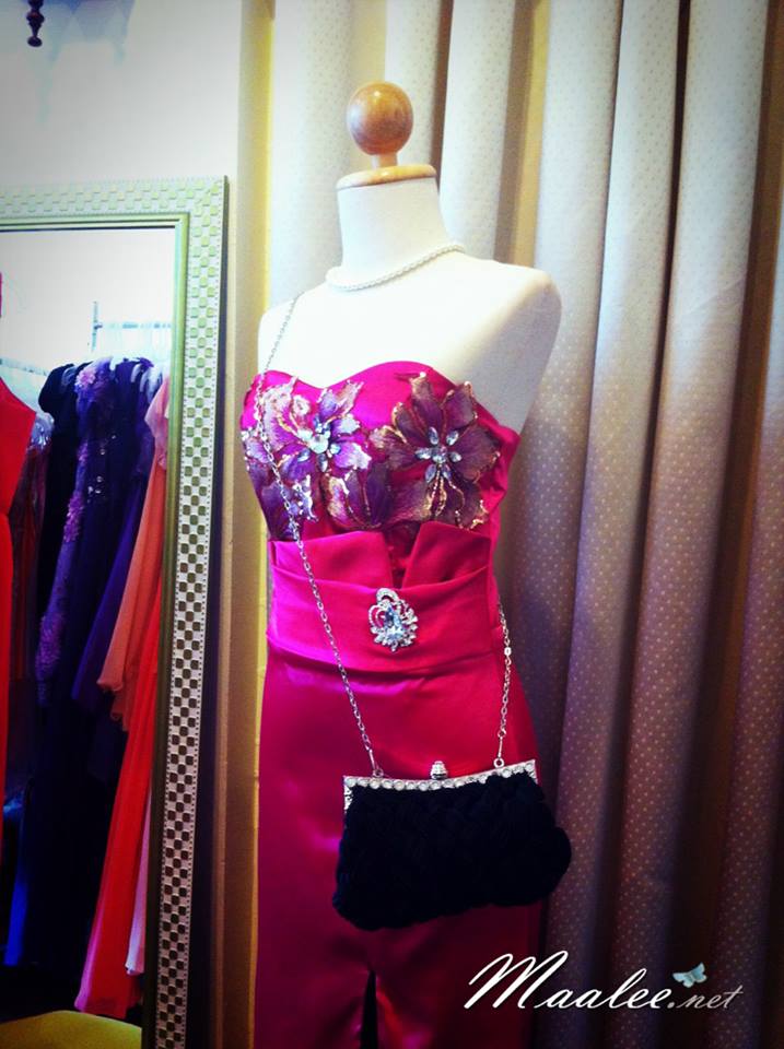 พร้อมเช่า ชุดราตรียาว สีชมพู Hot Pink เกาะอกลูกไม้ปัก ทรงหางปลา ผ้าซาติน