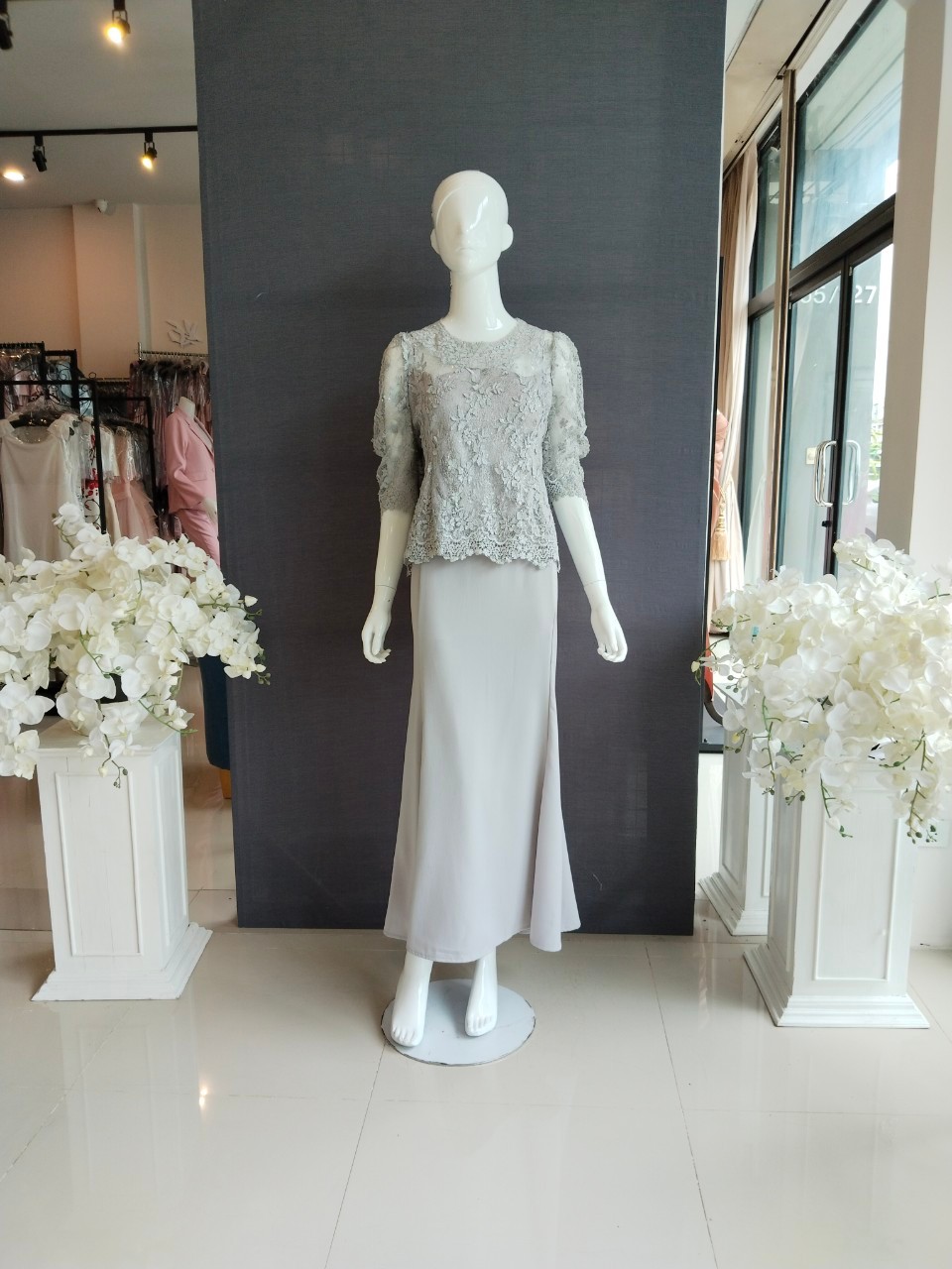 พร้อมเช่า ชุดเสื้อลูกไม้ คอกลม สีเทา แขนตุ๊กตาสามส่วน กระโปรงทรงหางปลา