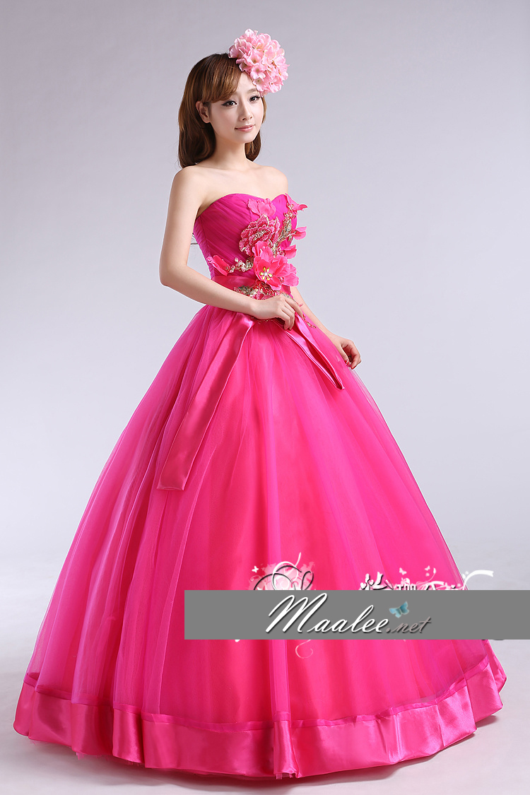 พร้อมเช่า ชุดแฟนซี ชุดราตรี เกาะอก สีชมพู Hot pink แต่งช่อดอกไม้ช่วงหน้าอก