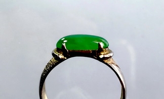 Myanmar Jade หยกพม่า A jadeite เนื้อแก้วสีเขียวสไปรสดใส ทรงหมอน นน. 1.6 ct. ขนาด 5.5x12x3 mm.