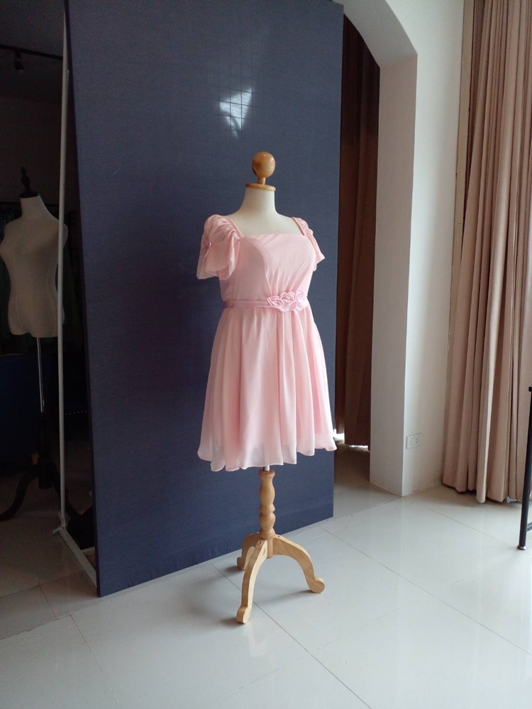 พร้อมส่ง ชุดราตรีสั้น สีชมพูหวาน แขนตุ๊กตามีโบว์ ผ้าชีฟอง แบบสวยหวาน เพิ่มดอกช่วงเอว (เชือกผูกหลัง)