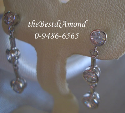 BE403RD+++ต่างหูตุ้งติ้ง เพชร 3 เม็ด+++ เรียบ หรู ดูดี ไม่เชย ใส่ได้ตลอดไม่มี out เลยค่ะ ใส่ทำงาน ใส่เที่ยว ออกงานได้ทุกโอกาสเลยค่ะ