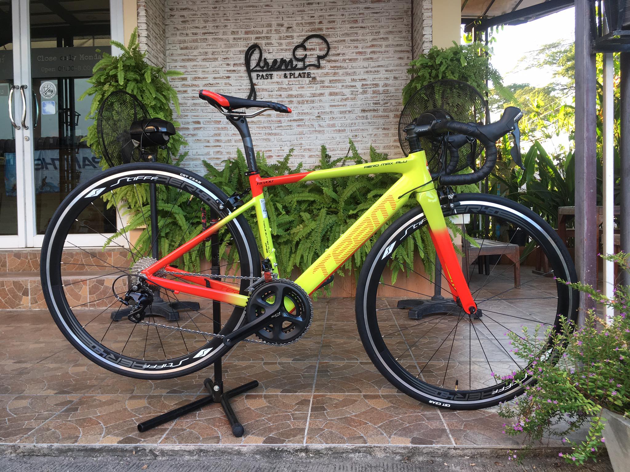 จักรยานเสือหมอบ TEAM REVOLT AERO ALLOY ROAD BIKE, 105 GROUPSET 2018