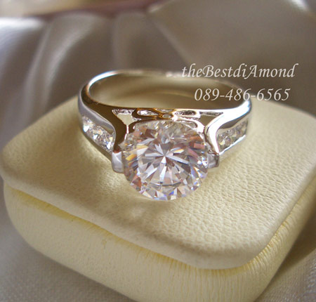 แหวนเพชรเม็ดเดี่ยวประมาณ 1 กะรัตกว่าๆ แบบแหวนชู สวยหรูมาก งานทองขาว 24 K หนา 5ไมครอน รหัส BR913RD