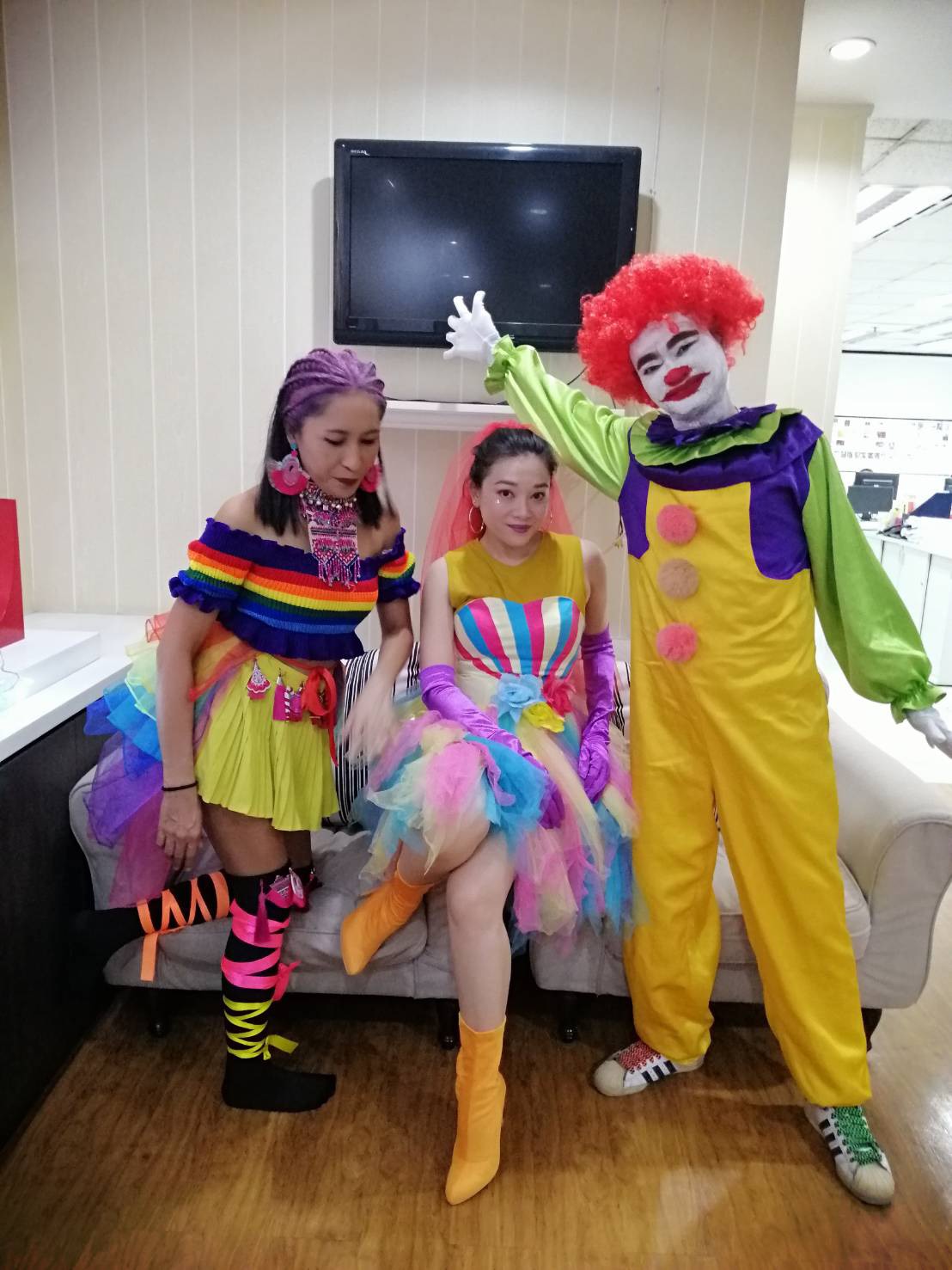 พร้อมเช่า ชุดแฟนซี เกาะอก ชุดราตรีสั้น สายรุ้ง Rainbow น่ารักมากมาย กระโปรงสีสวย