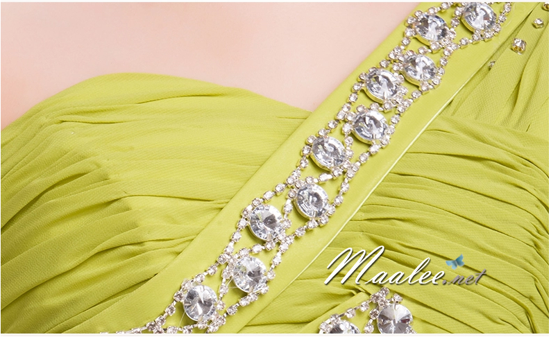 พร้อมเช่า ชุดราตรียาว สีเขียว แต่งเพรชช่วงอก