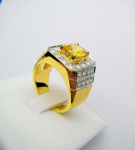 แหวนชาย "บุษราคัม" ล้อมเพชร นน.2.85 ct. D.16pc. 0.50 ct.