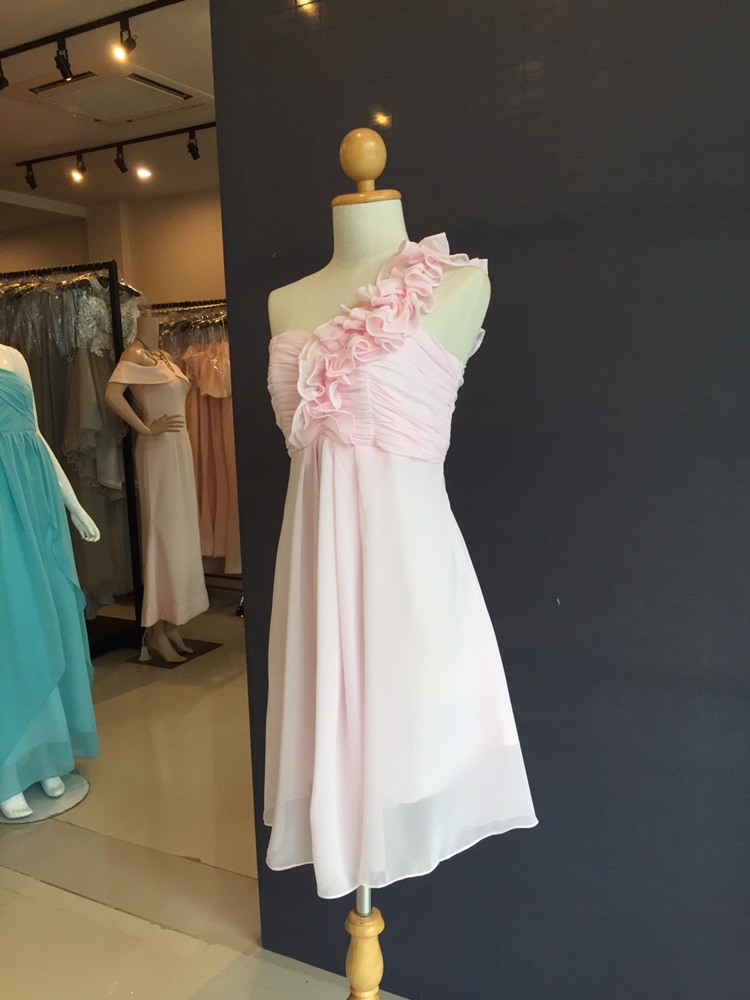 พร้อมส่ง ชุดราตรีสั้น ไหล่เดียว จับเดรปหน้าอก แต่งระบายช่วงไหล่ สีชมพู