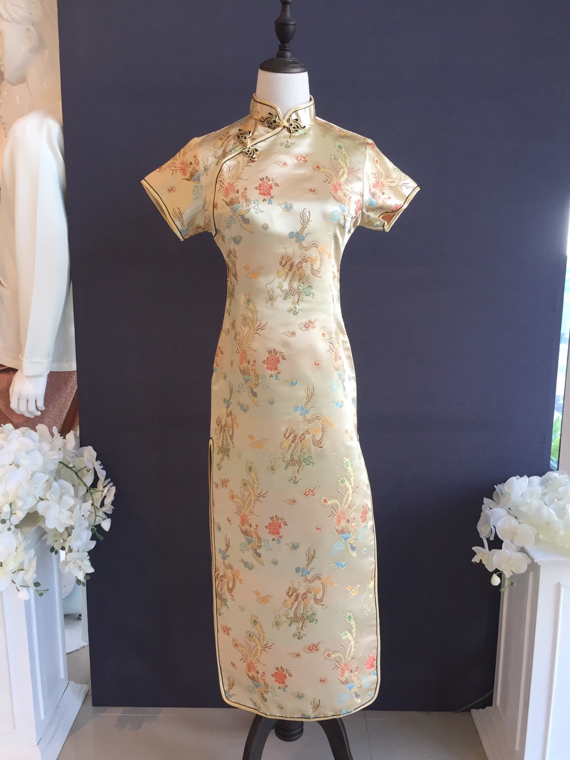 พร้อมส่ง กี่เพ้า สีทอง ลายมังกรนกฟินิกซ์ ผ้าไหมจีน กุ๊นขอบ ตัดเย็บอย่างดี