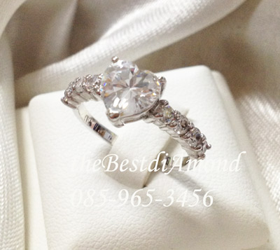 BR427RD++แหวนเพชรCZ รูปหัวใจ มีบ่าข้างแบบทันสมัย ดูดี intrend มากๆๆ แบบออกมาจากร้านจิวเวลลี่เลย เพชรสวยวิ๊งๆ ใส่ติดนิ้วได้เลยค่ะ สวยสุดๆ
