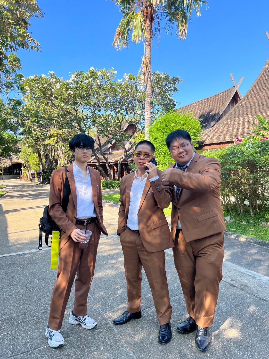 พร้อมเช่า ชุดสูทชาย สีน้ำตาล คลาสสิก รุ่นกระดุมเดียว (พร้อมเสื้อกั๊ก)