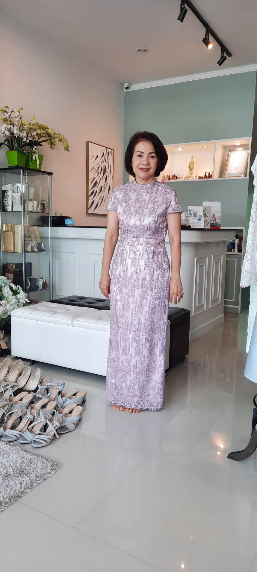 พร้อมเช่า ชุดไทยคุณแม่ เดรสลูกไม้ เดรสยาว เรียบหรู สีกะปิ