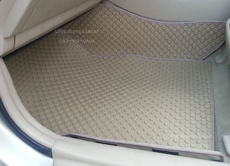ผ้ายางปูพื้นรถยนต์ Toyota Camry ตาเหยี่ยว กระดุมสีครีมขอบครีม