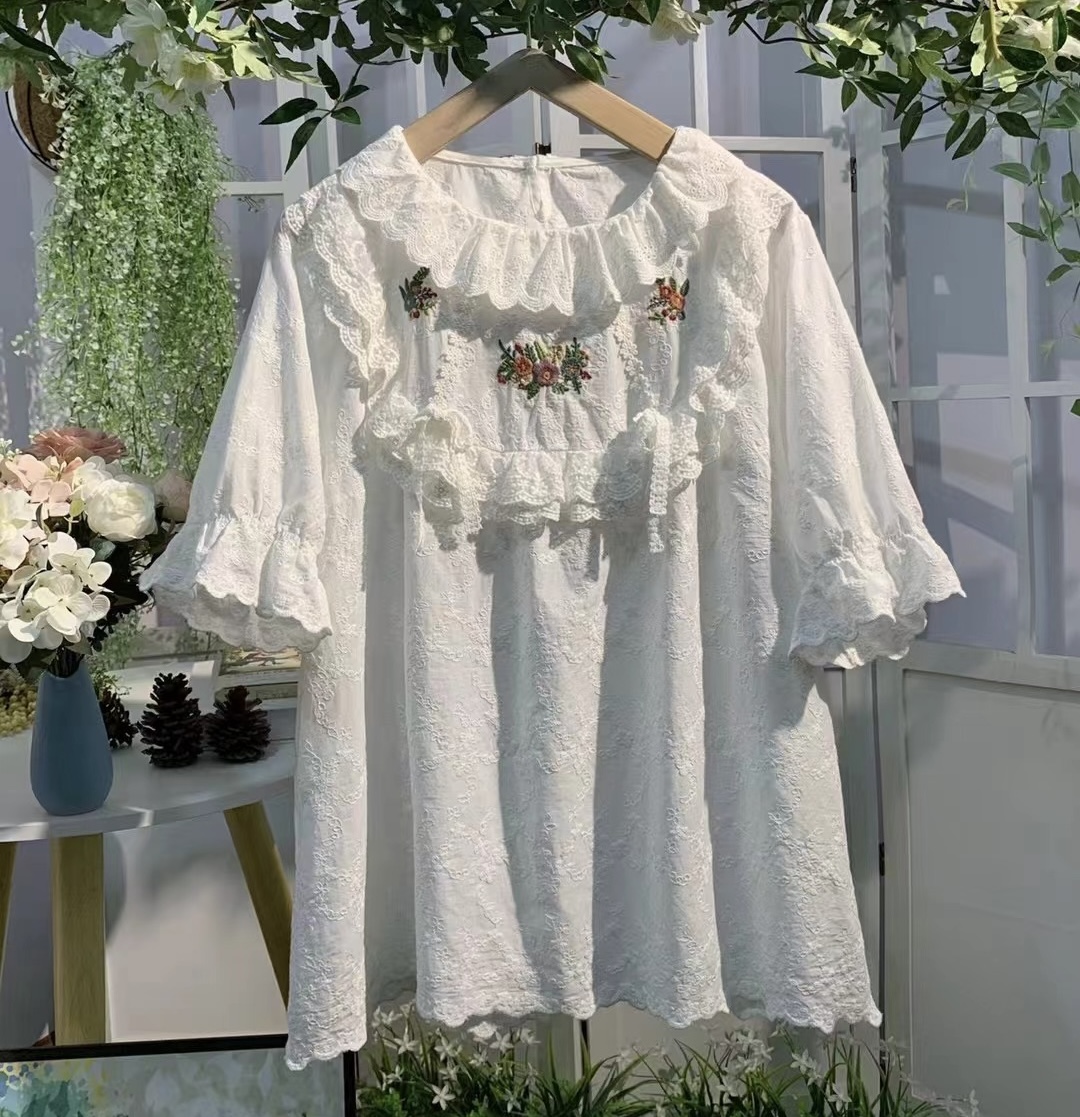 เสื้อผ้าลูกไม้ลายปักแต่งคอระบาย