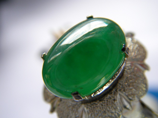 หยกพม่า jadeite หรือ jade เนื้อเทียนน้ำผึ้งออกแก้ว สีเขียวกลาง สวยๆ ขนาด 10.66x7.50x4.60 mm. นน. 3.13 ct. ราคาโทรถาม