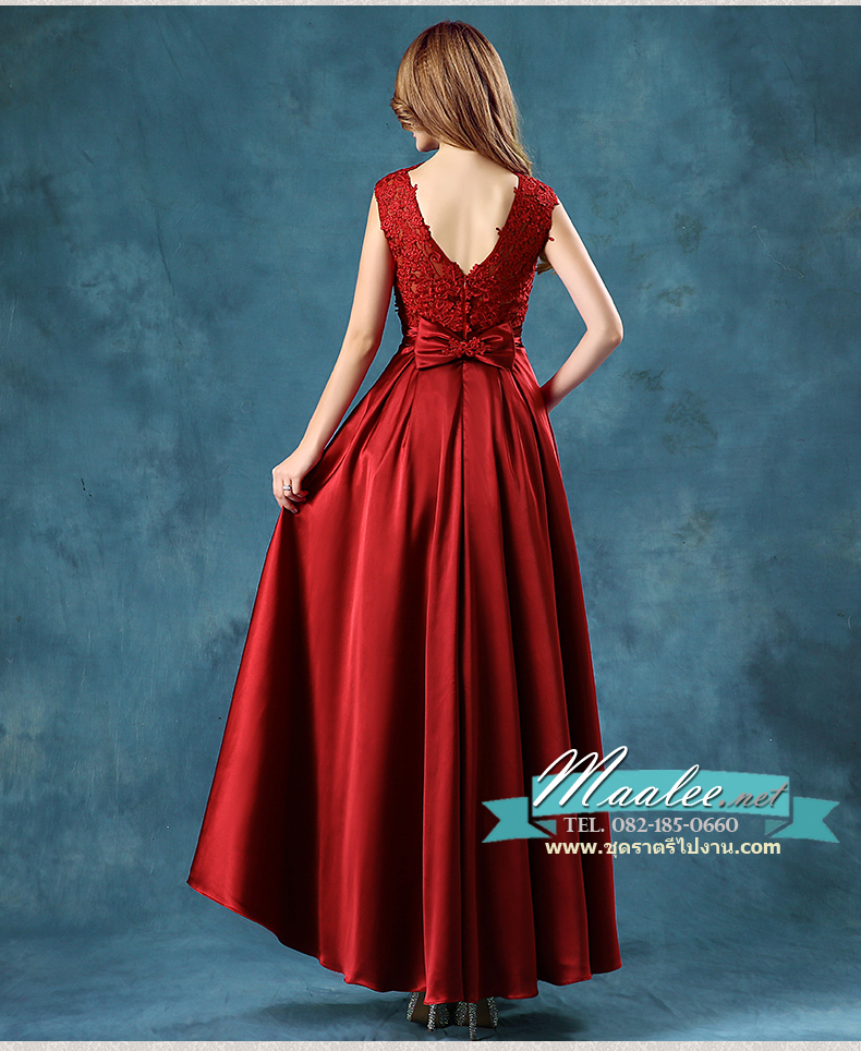 พร้อมเช่า ชุดราตรียาว แขนกุด สีแดง อกแต่งลูกไม้ กรโปรงเนื้อผ้ามัน คาดเอวคริสตัล เซ็กซี่ผ้าหลัง เพิ่มเข็มกลัดโบว์ช่วงหลัง