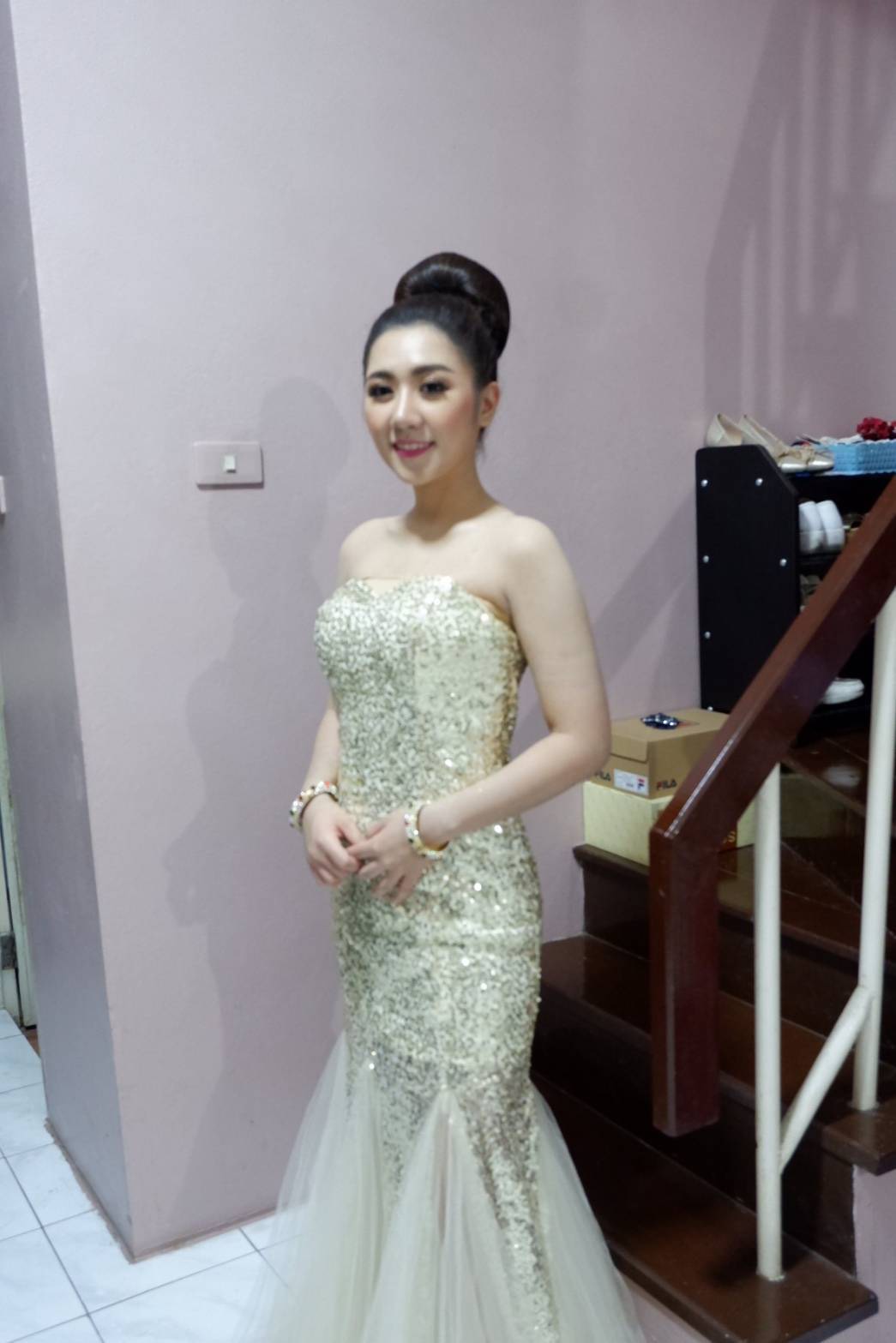 พร้อมเช่า ชุดราตรียาว เกาะอก เรียบหรู สีครีม Champagne เนื้อผ้าแต่งเลื่อมทั้งตัว ทรงนางเงือก แต่งผ้าตาข่ายสวย