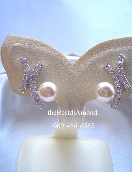 BE508RD+++ต่างหู X pearl +++ ต่างหูมุก ดูดี หรูหรา ดีไซน์เก๋ กรอบเพชรทำเหมือนตัว X และ มุกห้อยอยู่ตรงปลาย เก๋มากๆๆ ดีไซน์ทันสมัยสุดๆๆ