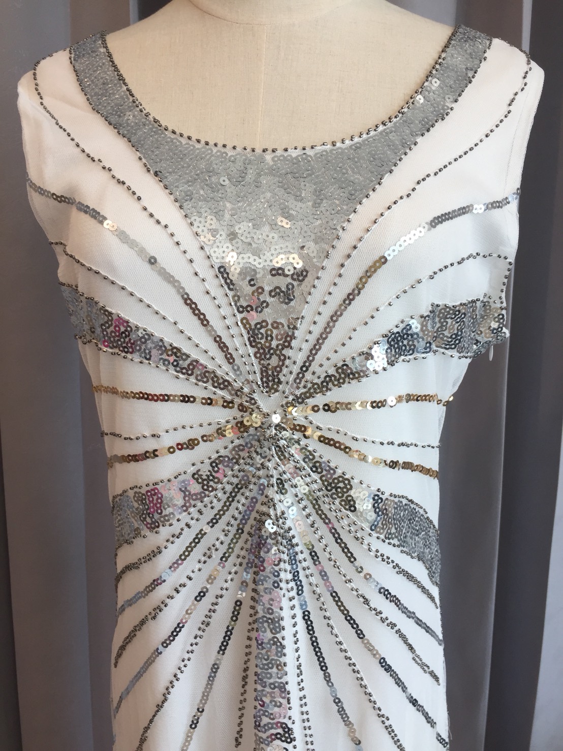 พร้อมเช่า ชุด Gatsby ออกงาน แต่งเลื่อม กระโปรงพริ้วสวย สีเงินวิ้งๆ