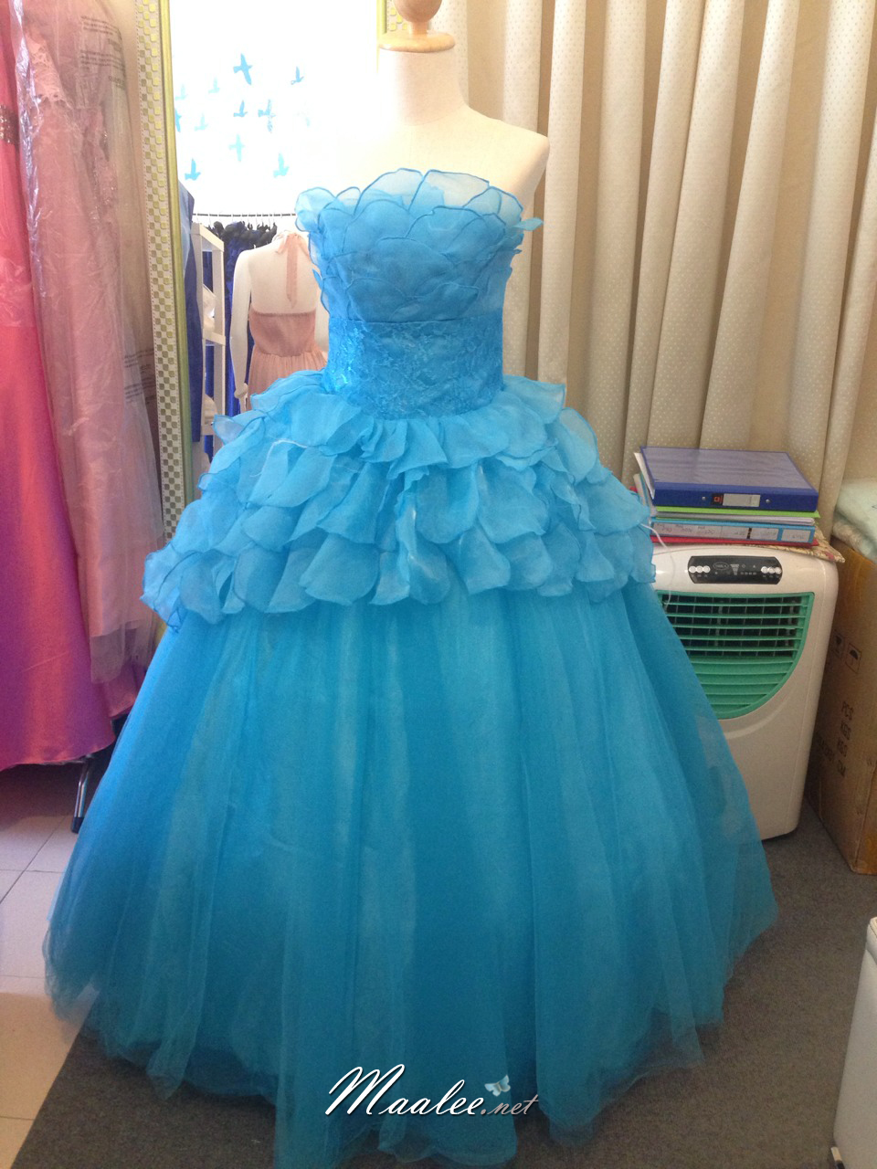 พร้อมเช่า ชุดแฟนซี ชุดราตรียาว สีฟ้า เกาะอก แต่งระบาย กระโปรงพองสวย ซิปหลัง