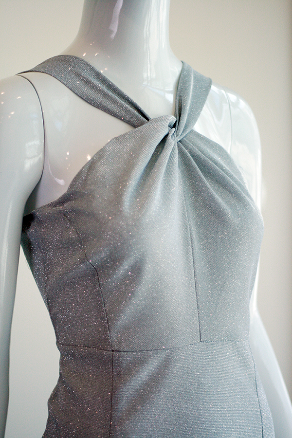 พร้อมเช่า ชุดเดรส คล้องคอ ทรงหางปลา ผ้า glitter ระยิบระยับ สีเงิน