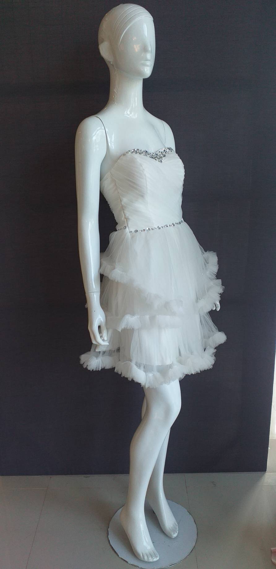 พร้อมเช่า ชุดแฟนซี ชุดราตรีสั้น สีขาว เกาะอก กระโปรงระบายเป็นชั้น ๆ ซิปหลัง