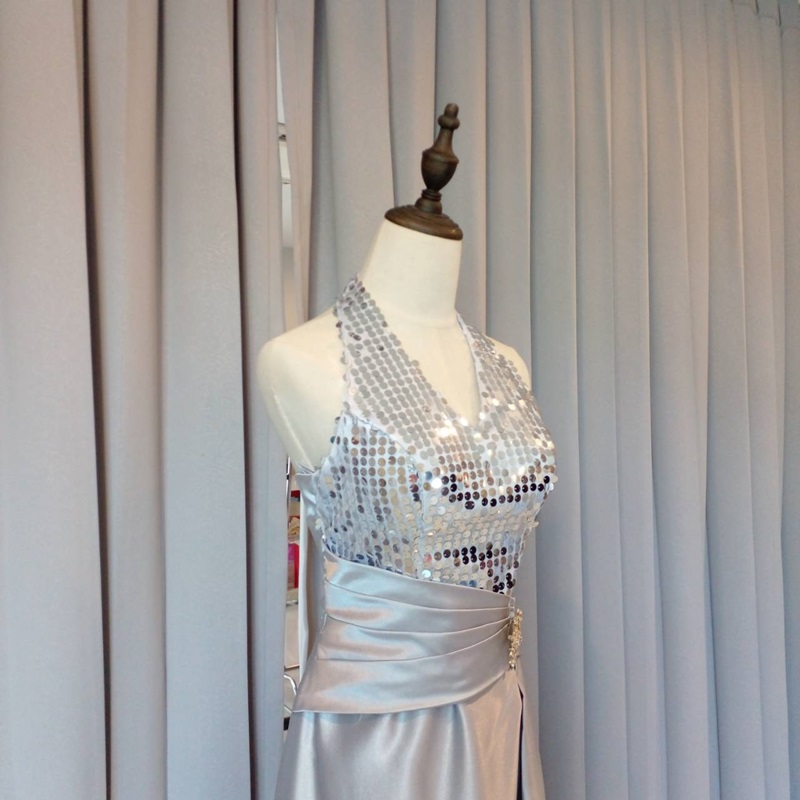 พร้อมเช่า ชุดราตรียาว สีเงิน คล้องคอ ปักเลื่อมช่วงอก กระโปรงผ้าซาติน ทรง A