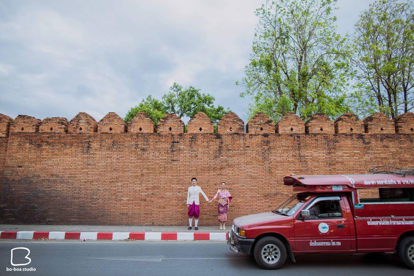 พร้อมเช่า ชุดสูทชาย ผ้าลินิน สีน้ำตาลอ่อน (พร้อมเสื้อกั๊ก)