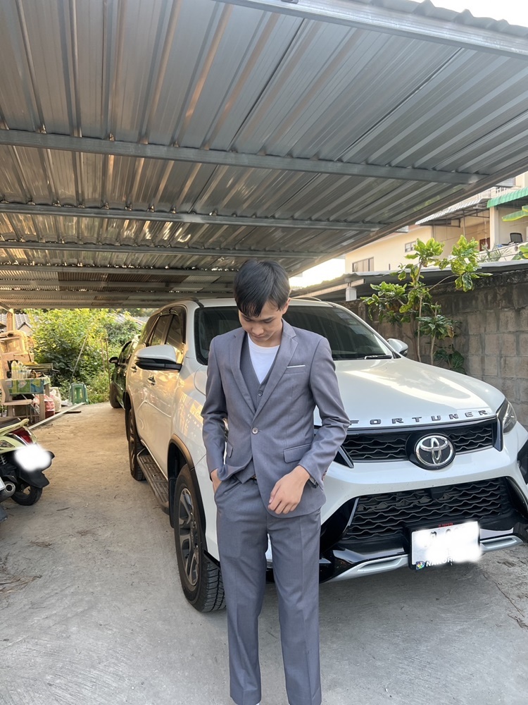 พร้อมเช่า ชุดสูทชาย สีเทาเข้ม เข้ารูป พร้อมเสื้อกั๊ก