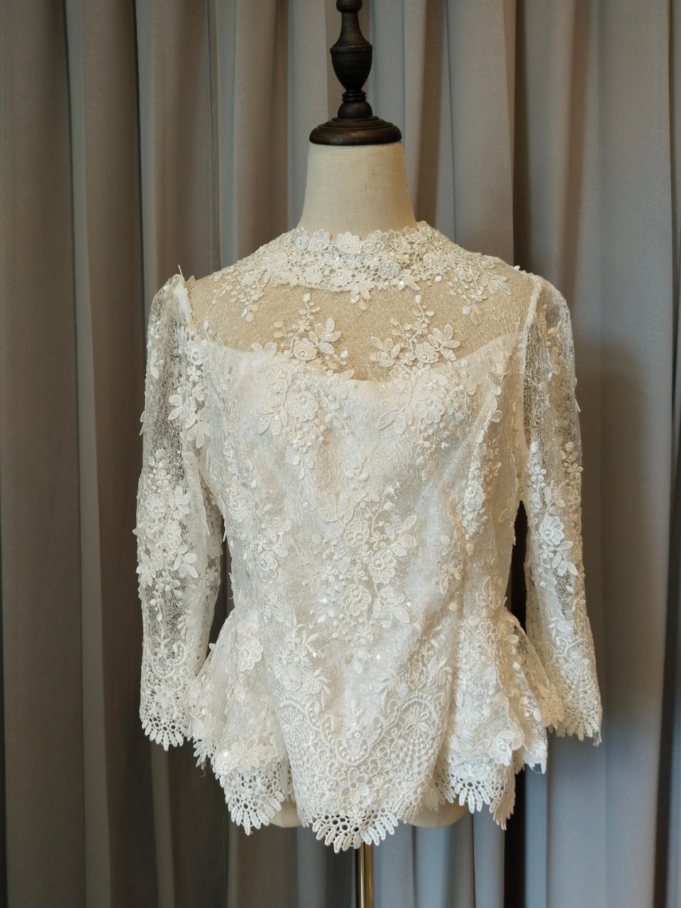 พร้อมเช่า เสื้อลูกไม้สีขาว คอปีน แขนยาว ซิปหลัง (เฉพาะเสื้อ)