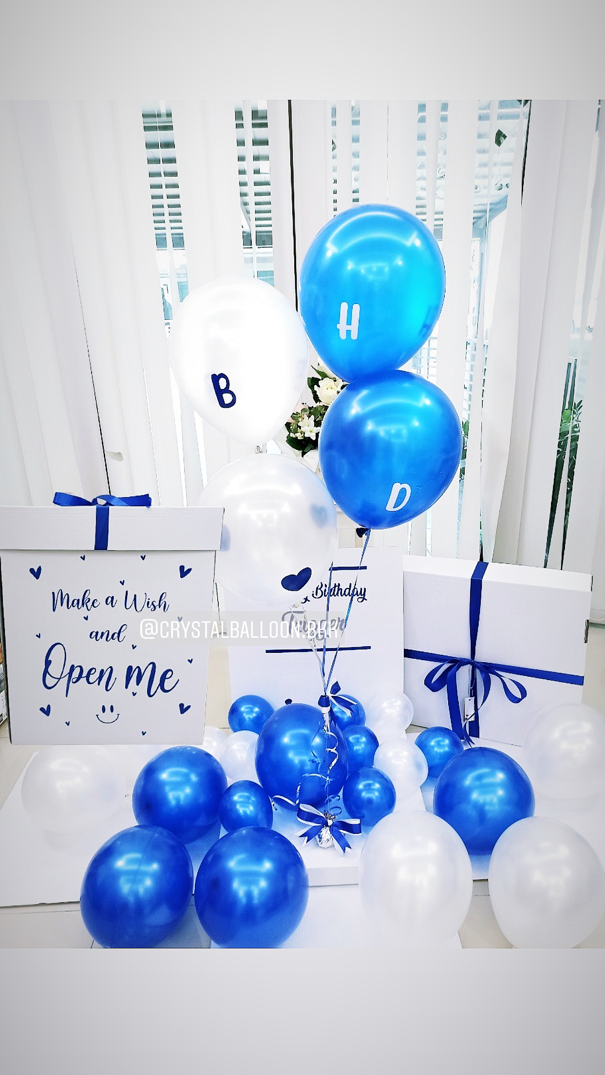Surprise Box กล่องเซอร์ไพรส์วันเกิด โทนสี น้ำเงิน-ขาว พร้อมตกแต่ง ช่อลูกโป่ง 1 ช่อ,สามารถใส่รูปได้ 2 ใบ