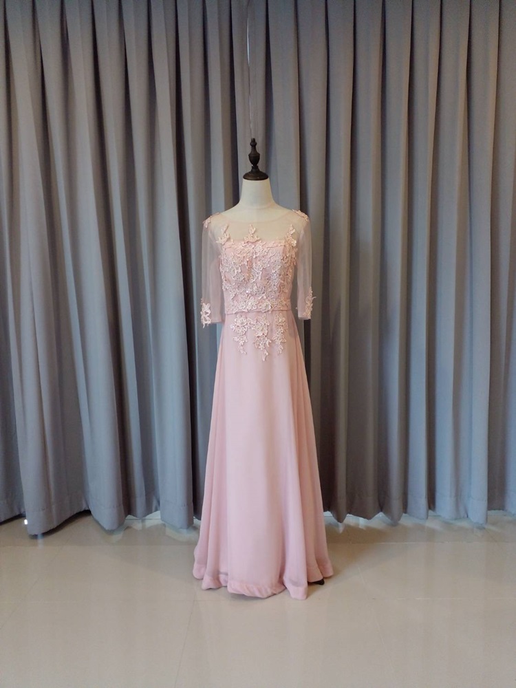 พร้อมส่ง ชุดราตรียาว สีชมพู แขนยาว แบบเรียบหรู แต่งลูกไม้เซาะดอก ปักลูกปัดมุก