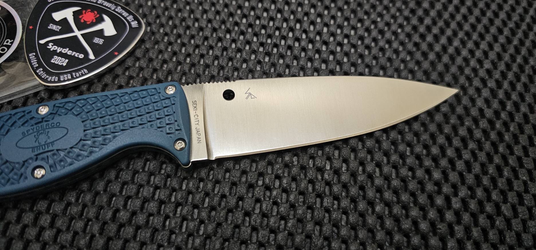 Spyderco Enuff Leaf Fixed Blade Knife Blue FRN (3.95" Satin K390) พร้อมเหรียญ Spyderco Fire Dragon Wildland Firefighter Coin