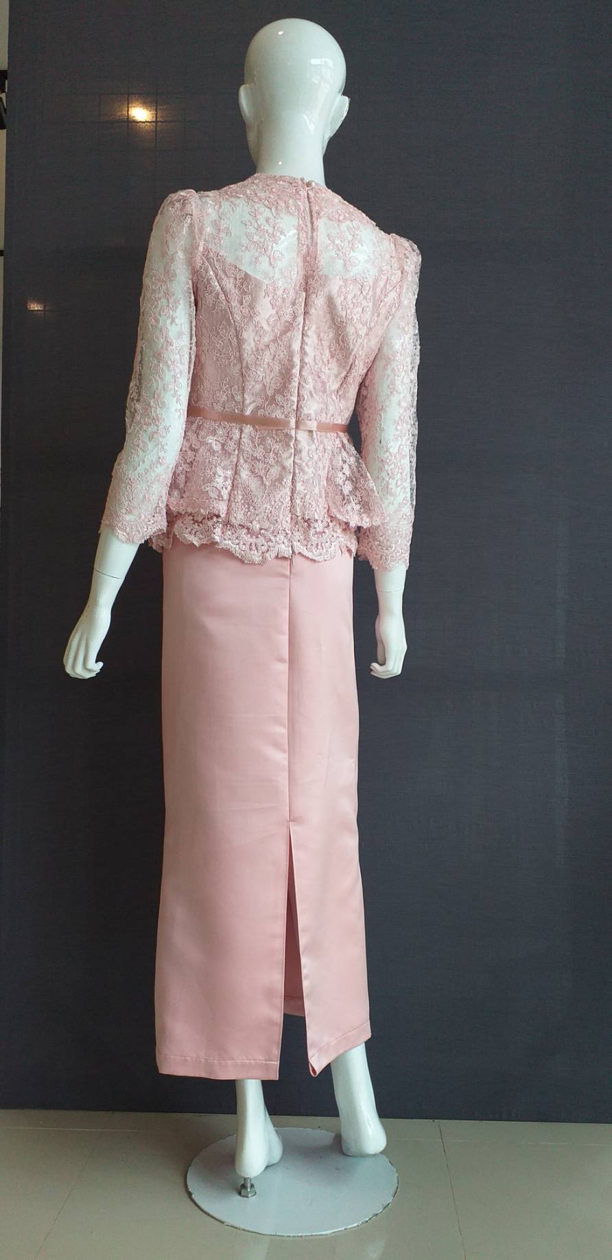 พร้อมเช่า ชุดไทยคุณแม่ เสื้อลูกไม้ ผ้าซิ่น แยกชิ้น เรียบหรู สีชมพูสวยหวาน