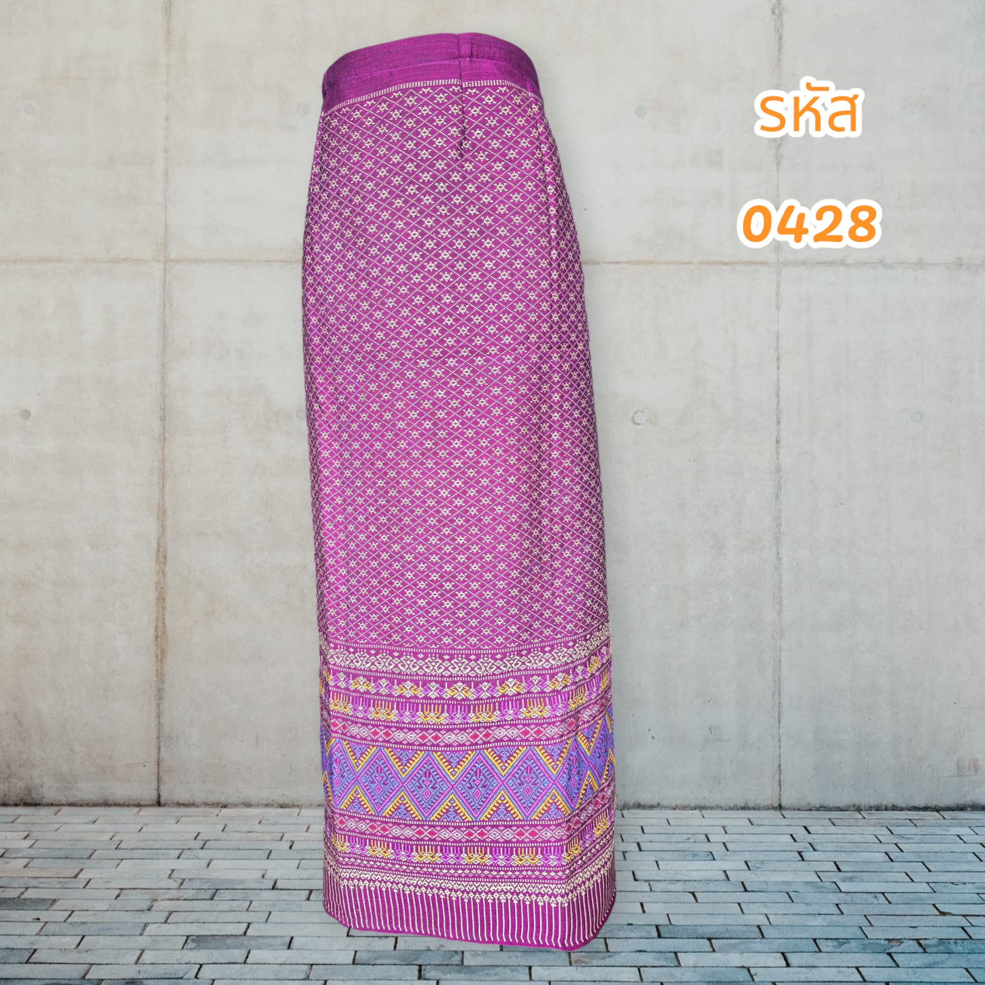 ผ้าถุงสำเร็จรูปลายยกดอกแบบป้ายเย็บติดตะขอสีม่วง (อัดผ้ากาว)