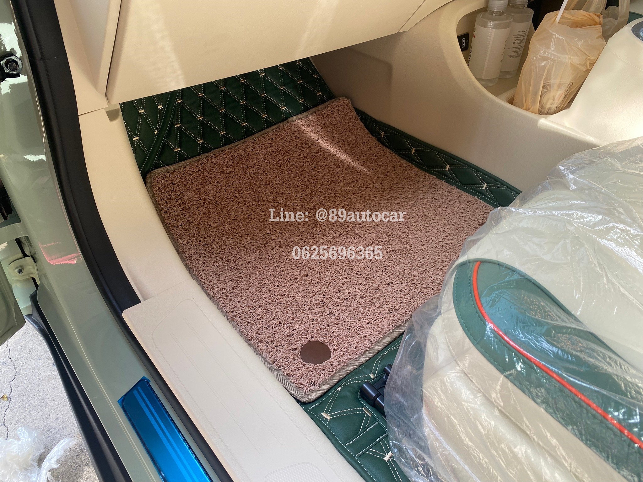 พรมปูพื้นรถยนต์ Ora Goodcat ปูพรมVVIP ด้ายคู่ สีเขียวด้ายทอง + ไวนิลดักฝุ่นสีครีม