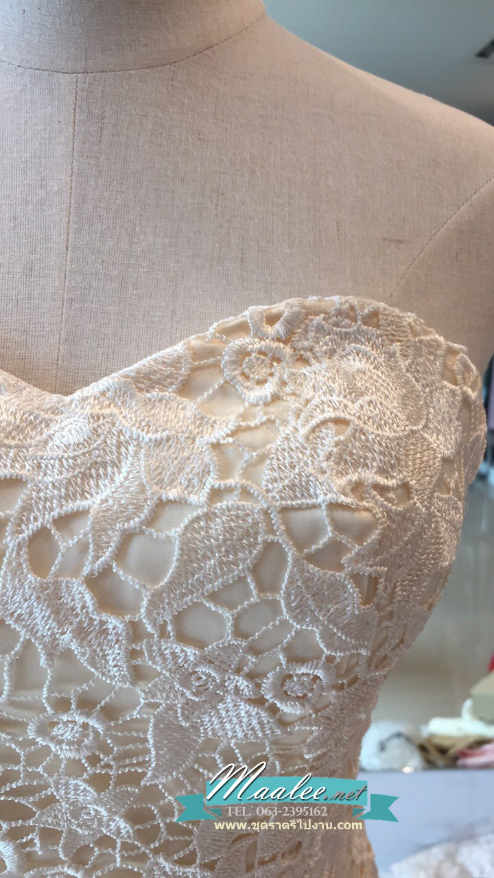 พร้อมส่ง ชุดราตรียาว สีครีม แบบเกาะอก ลายลูกไม้ ทรงหางปลาแต่งผ้าตาข่าย (เชือกผูกหลัง)