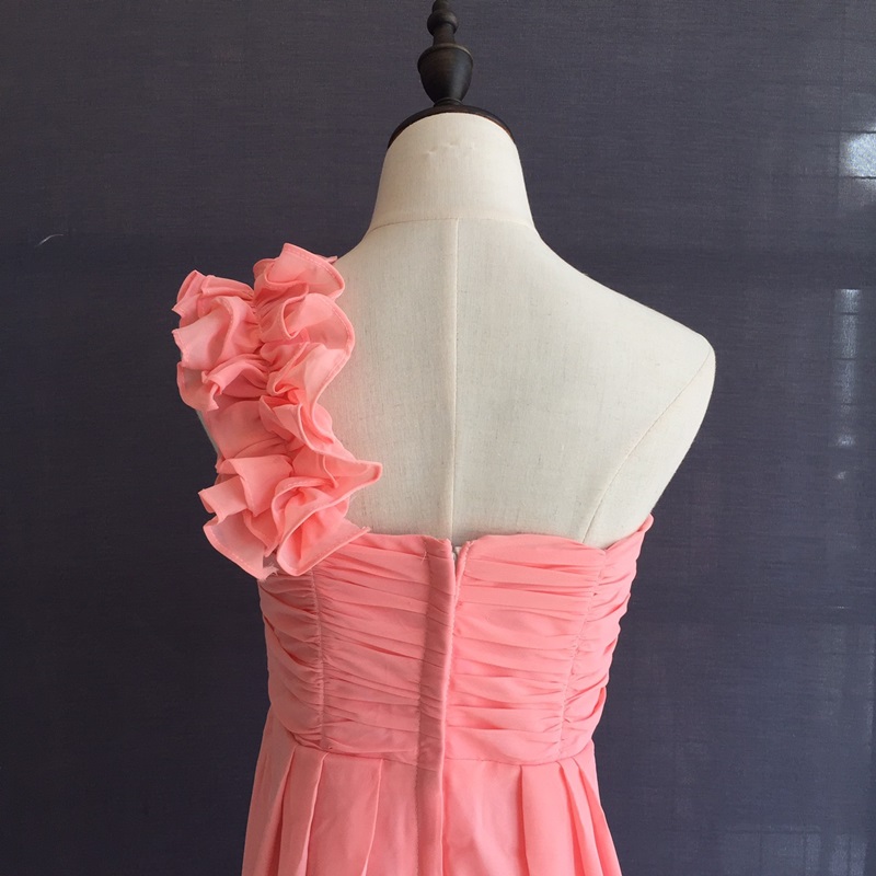 พร้อมส่ง ชุดราตรีสั้น ไหล่เดียว จับเดรปหน้าอก แต่งระบายช่วงไหล่ สีโอรส สำเนา