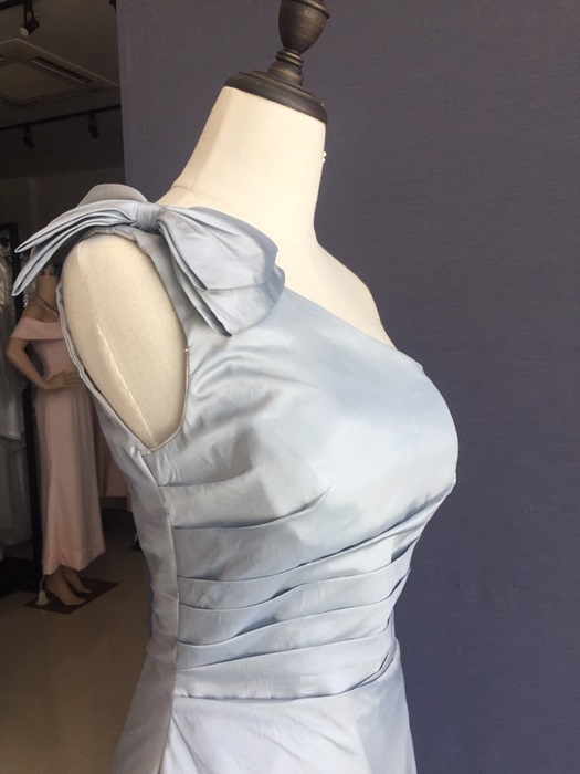 พร้อมเช่า ชุดราตรี สีเทา บ่าเฉียง ทรงเข้ารูป แต่งโบว์ที่ไหล่ (ซิปหลัง)