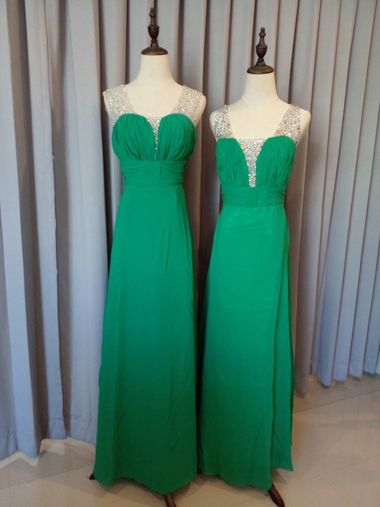 พร้อมเช่า ชุดราตรียาว สีเขียว ปักเลื่อมช่วงอก แบบเปรี้ยวอมหวาน