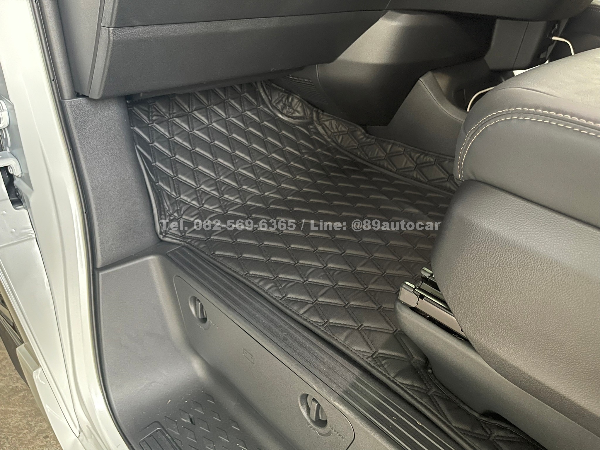 พรมปูพื้นรถ Toyota Majesty My 2024 ปูพรมVVIP สีดำด้ายดำ เต็มคัน