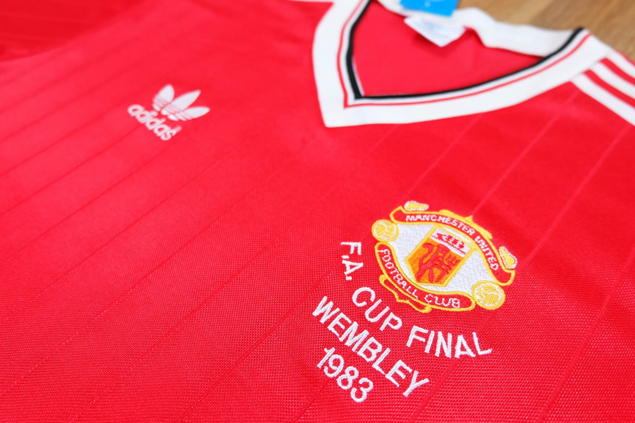 Manchester United 1983 FA Cup Vintage Jersey เสื้อฟุตบอลแมนยูย้อนยุค