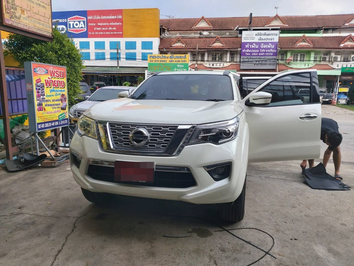 ขายพรมรถยนต์ Nissan Terra ปูพรม6D สีดำด้ายทอง เต็มคัน